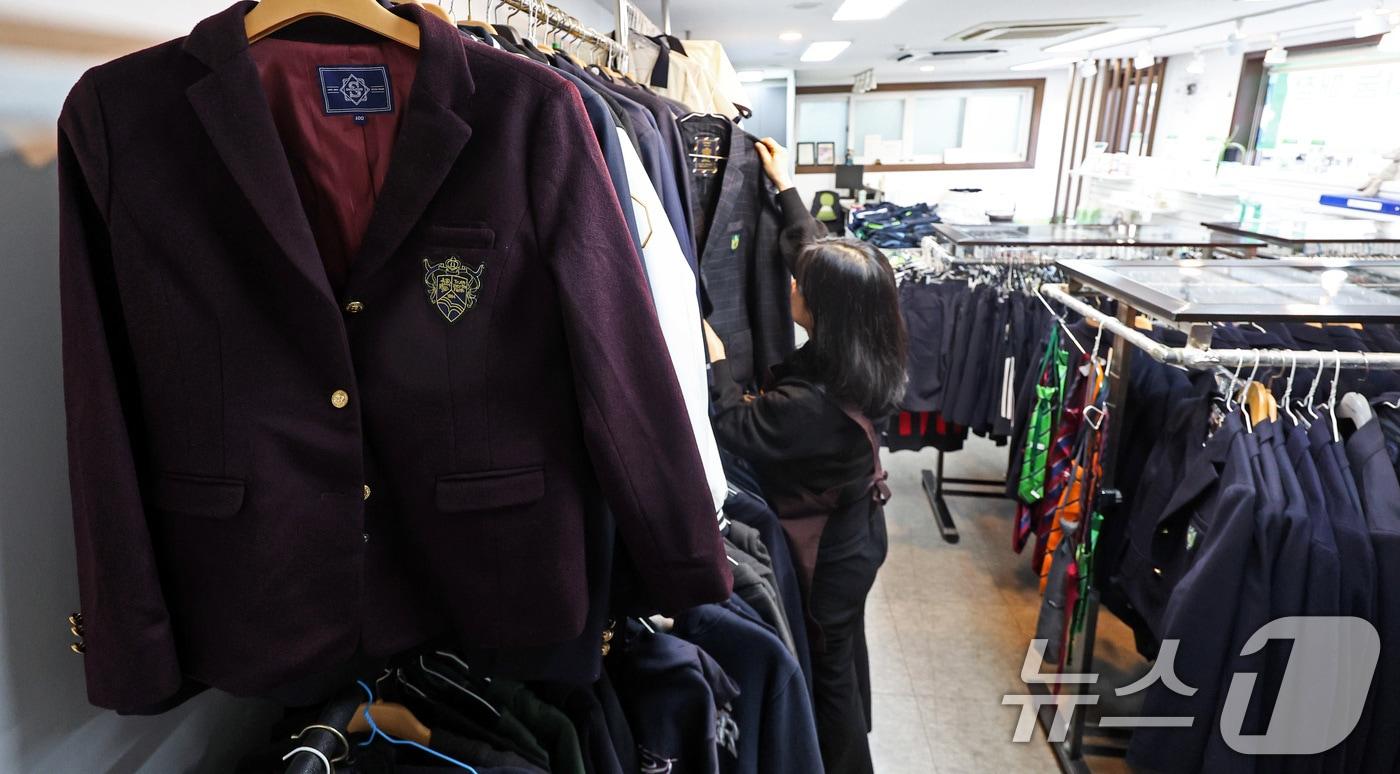 본문 이미지 - 서울 송파구 나눔교복매장에서 관계자가 교복을 정리하고 있다. ⓒ 뉴스1 최지환 기자
