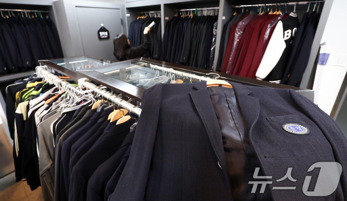 본문 이미지 - 오는 20일 '교복 제도 관련 부처별 대응 방안'을 주제로 정부 합동 회의를 앞둔 19일 서울 송파구 나눔교복매장에서 관계자가 교복을 정리하고 있다. 나눔교복매장은 송파구청이 주변 학교와 송파구주부환경협의회가 함께 운영하는 매장으로 자켓 5000원, 바지 3000원 등 기부받은 중고 교복을 저렴하게 판매한다. 2026.2.19 ⓒ 뉴스1 최지환 기자