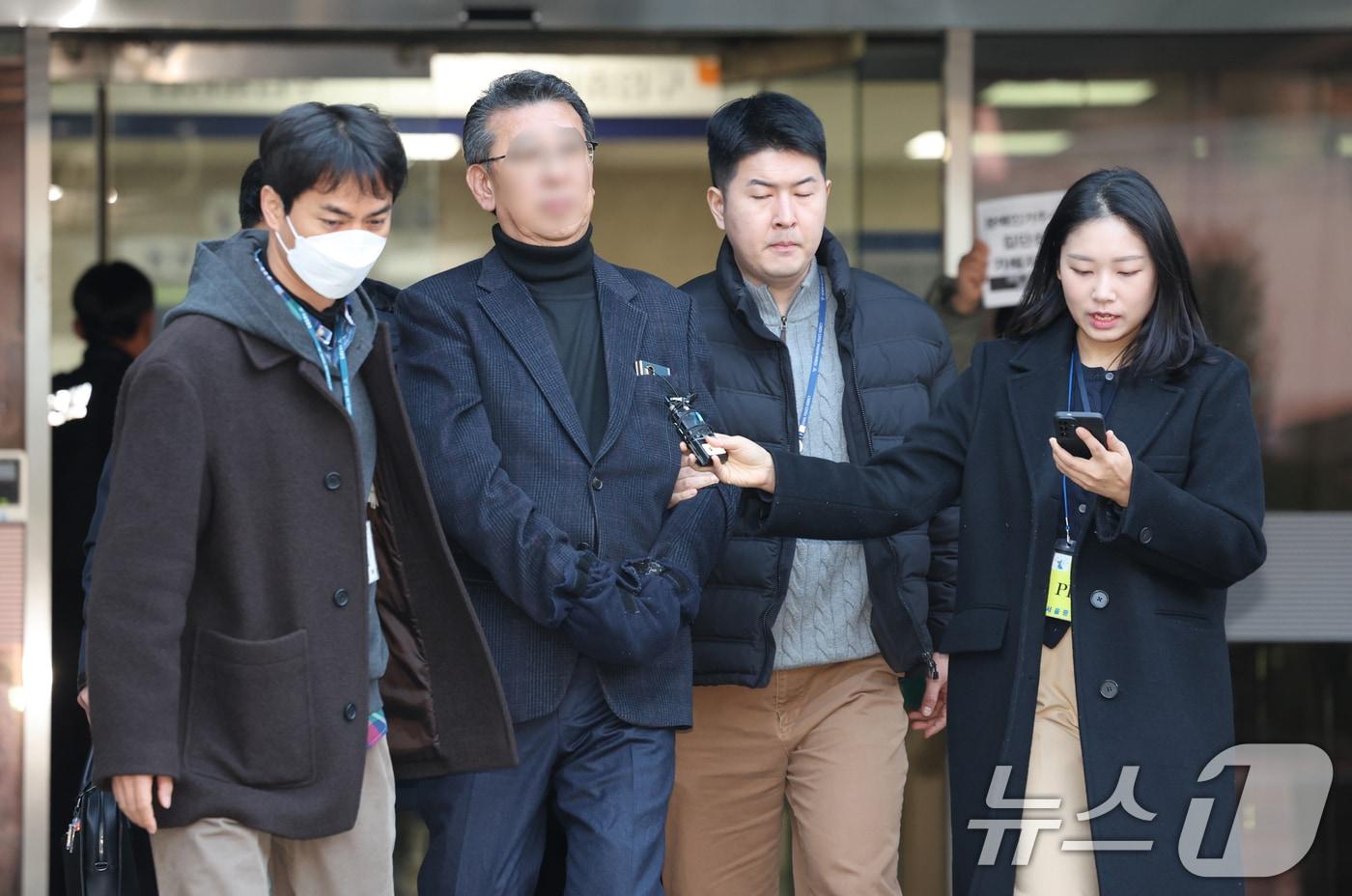 본문 이미지 - 중증 발달장애인 거주 시설 '색동원' 내 입소자들을 성적으로 학대한 의혹을 받는 원장 김 모씨가 19일 서울 서초구 중앙지방법원에서 구속 전 피의자 심문(영장실질심사)을 마친 뒤 구치소로 이동하고 있다. 2026.2.19 ⓒ 뉴스1 안은나 기자