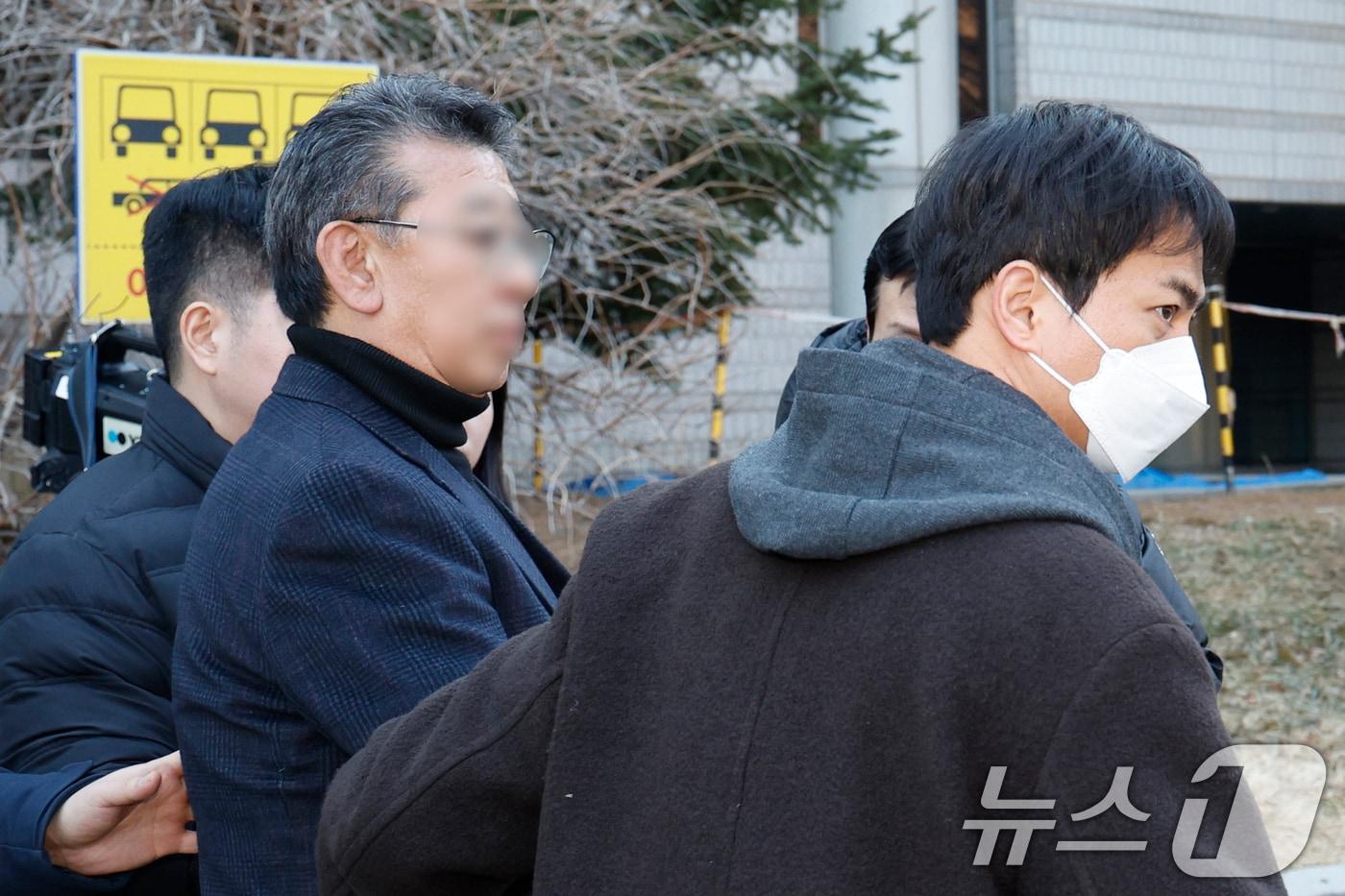 본문 이미지 - 중증 발달장애인 거주 시설 '색동원' 내 입소자들을 성적으로 학대한 의혹을 받는 원장 김 모씨가 19일 서울 서초구 중앙지방법원에서 구속 전 피의자 심문(영장실질심사)을 마친 뒤 구치소로 이동하고 있다. 2026.2.19 ⓒ 뉴스1 안은나 기자