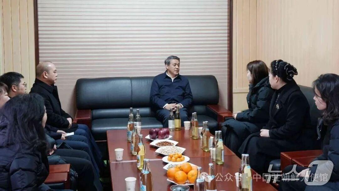 본문 이미지 - 왕야쥔 주북 중국대사가 17일 평양 소재 중국 언론사 및 기업을 방문했다. (사진출처=주북 중국대사관 SNS 계정)