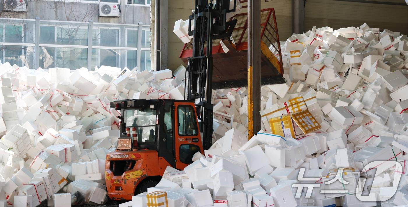 본문 이미지 - 설 연휴가 끝난 19일 경기 용인시 처인구 이동읍공공재활용센터에서 관계자들이 스티로폼 분류 작업을 하고 있다. 2026.2.19 ⓒ 뉴스1 김영운 기자