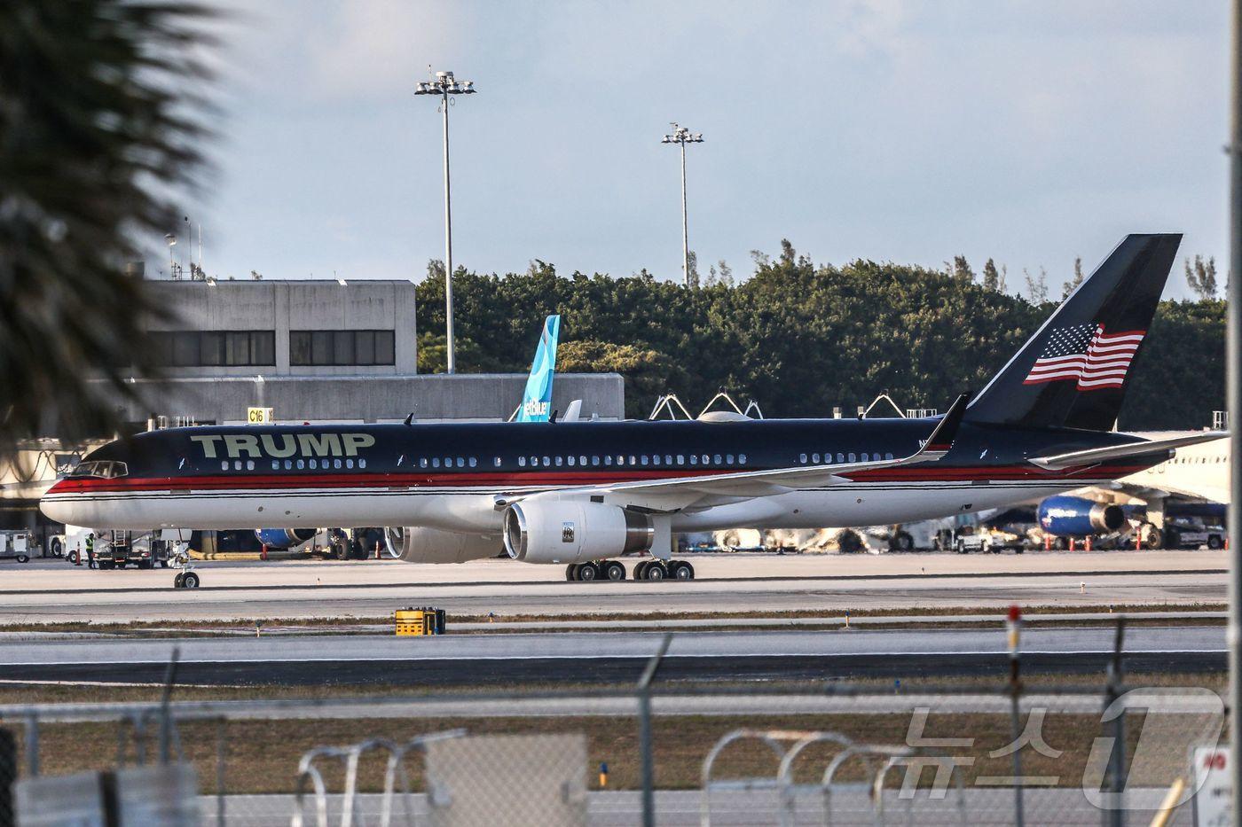 본문 이미지 - 2023년 4월 4일 도널드 트럼프 전 미국 대통령의 전용기가 플로리다주 웨스트팜비치의 팜비치 국제공항에 착륙한 후 활주로를 이동하고 있다. 2023.04.04. ⓒ AFP=뉴스1
