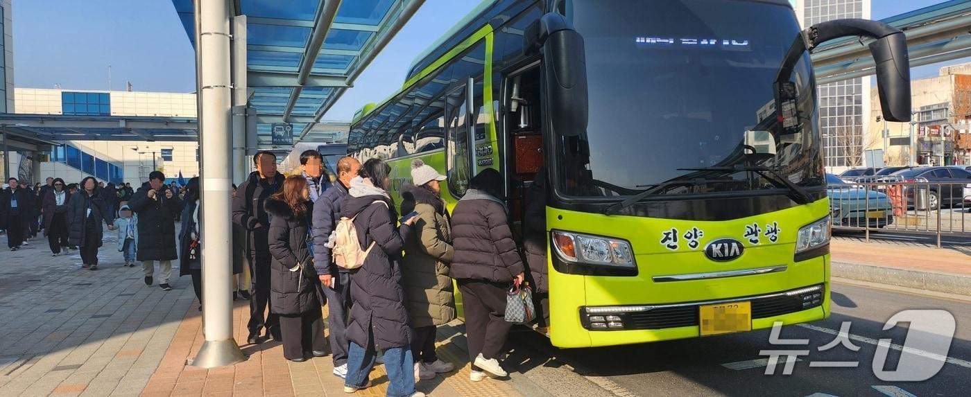 본문 이미지 - 제천에 온 단체관광객 모습 (제천시 제공. 재판매 및 DB금지)/뉴스1   