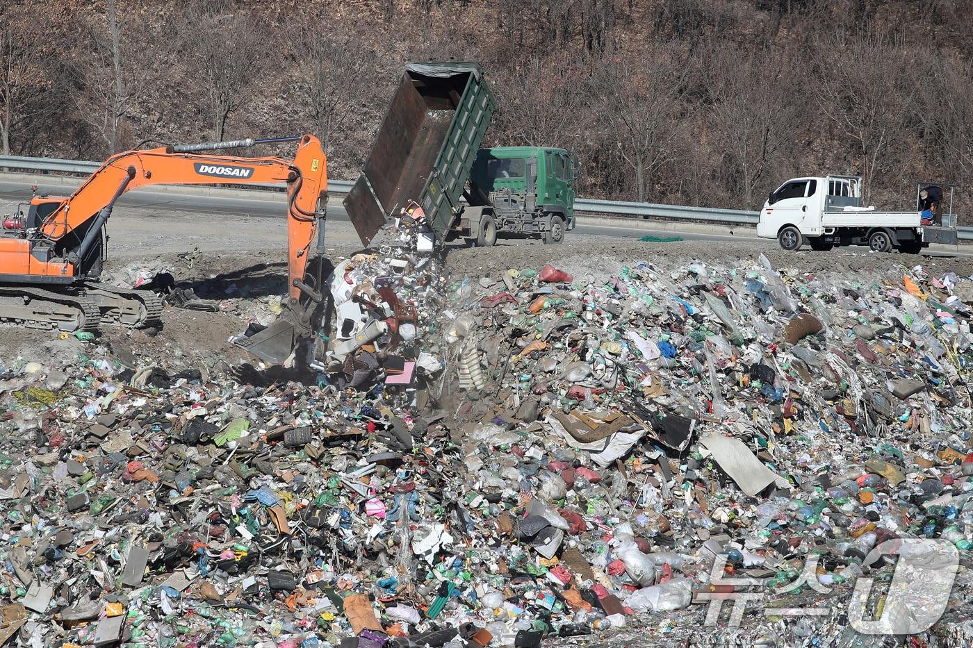 본문 이미지 - 경북 경산시환경시설사업소 위생매립장에서 작업자들이 설 연휴가 끝난 뒤 수거한 생활폐기물 등 쓰레기를 처리하고 있다. 2026.2.19 ⓒ 뉴스1 공정식 기자