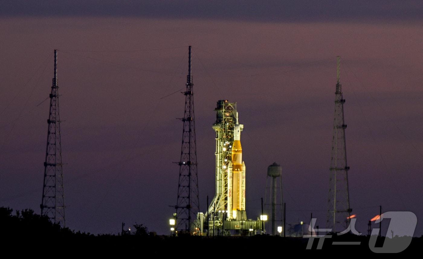 본문 이미지 - 3일(현지시간) 미국 플로리다주 케네디 우주센터 39B 발사대에 오리온 유인 캡슐을 실은 우주발사시스템(SLS)이 서 있다. 2026.02.03 ⓒ 뉴스1 ⓒ 로이터=뉴스1