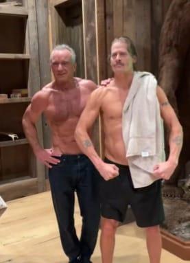 본문 이미지 - 로버트 F. 케네디 미국 보건복지부 장관(왼쪽)과 싱어송라이터·래퍼인 '키드록'(KidRock)이 운동을 하기 전 웃통을 벗은 모습. (사진=케네디 장관 엑스(X) 갈무리)