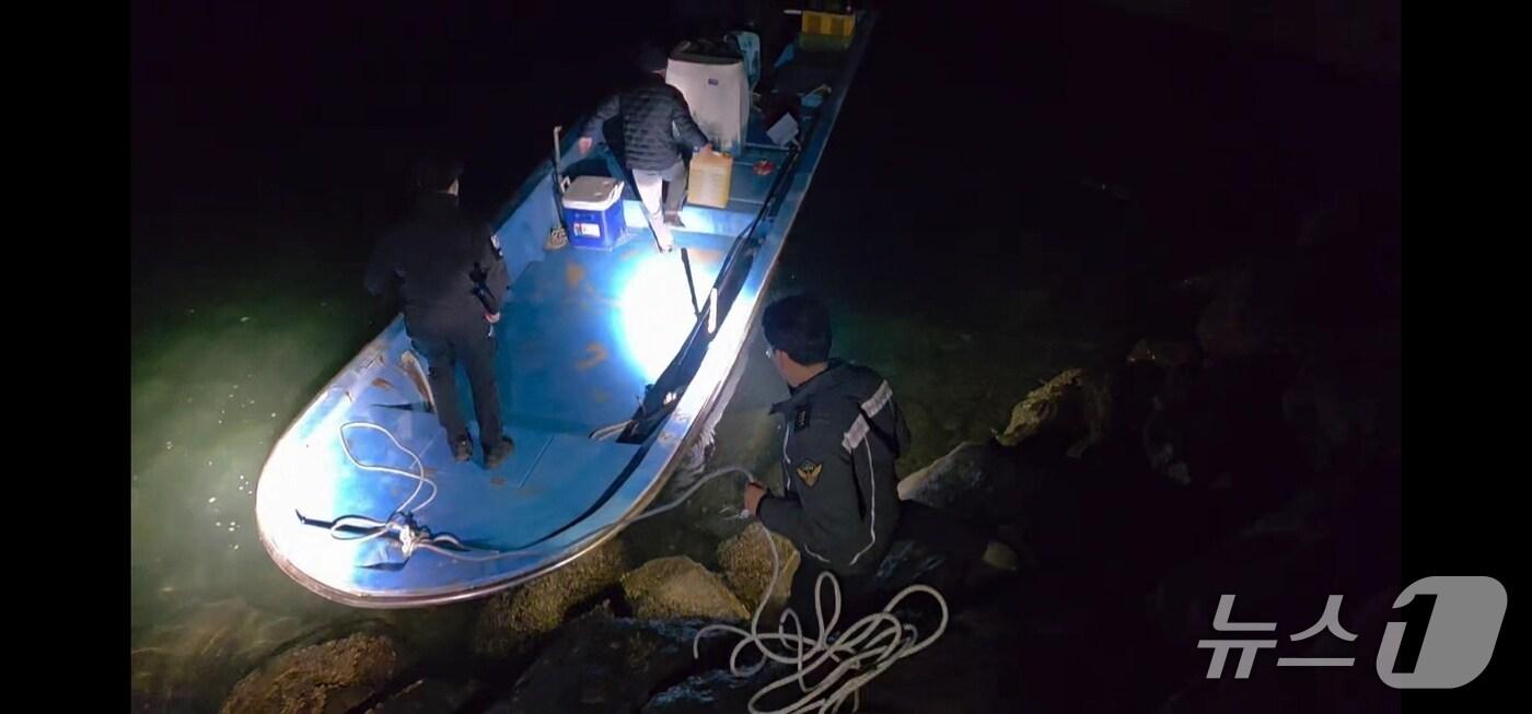 본문 이미지 - 지난 17일 오후 7시께 전북 부안군 가력도 인근 해상에서 술을 마신 채 1톤급 선박을 운항한 50대 남성이 해경에 붙잡혔다.(부안해경 제공. 재판매 및 DB금지)