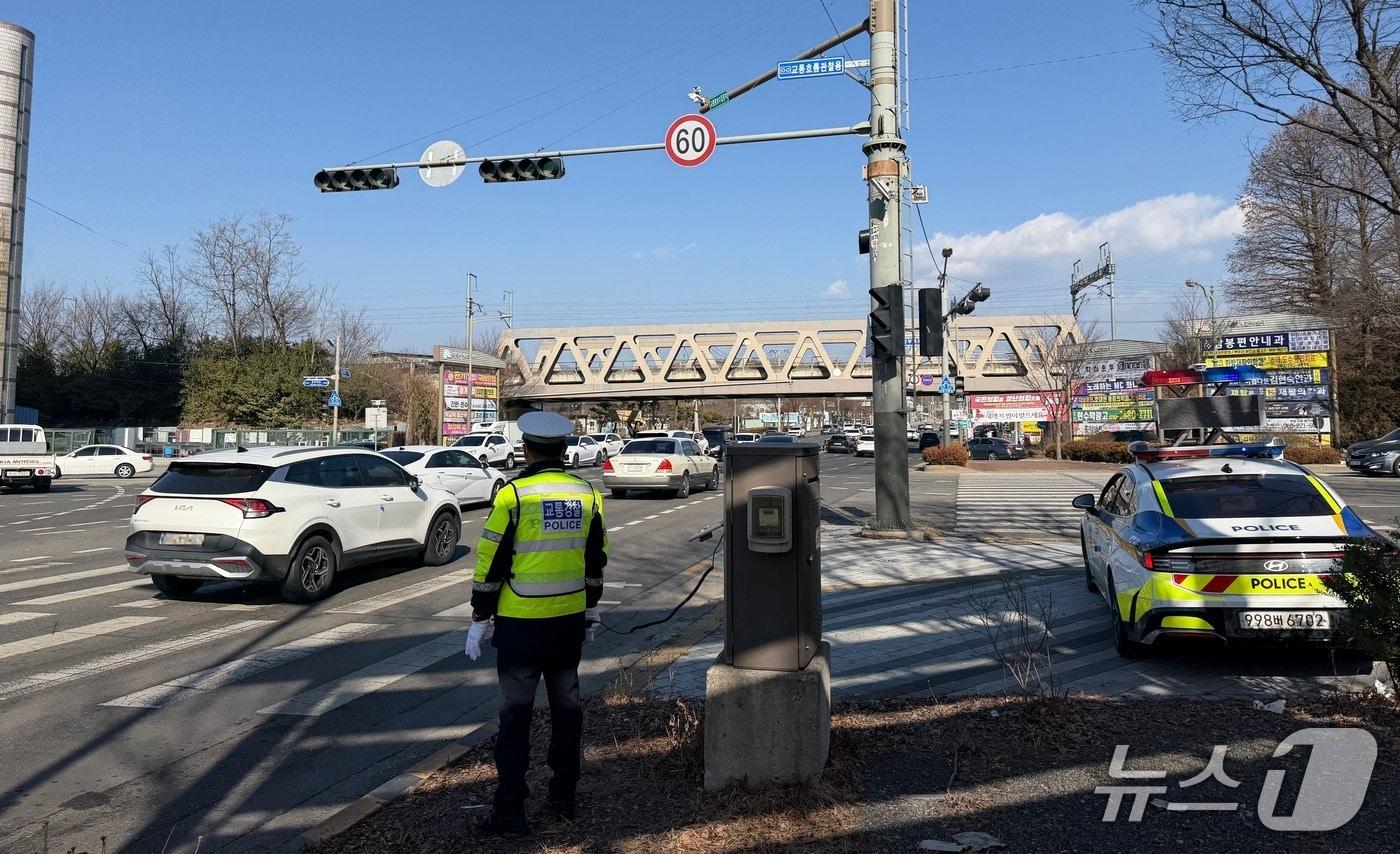 본문 이미지 - 전북지역 한 경찰관이 설 연휴 기간 주요 교차로에서 교통 관리에 나서고 있는 모습.(전북경찰청 제공. 재판매 및 DB 금지)