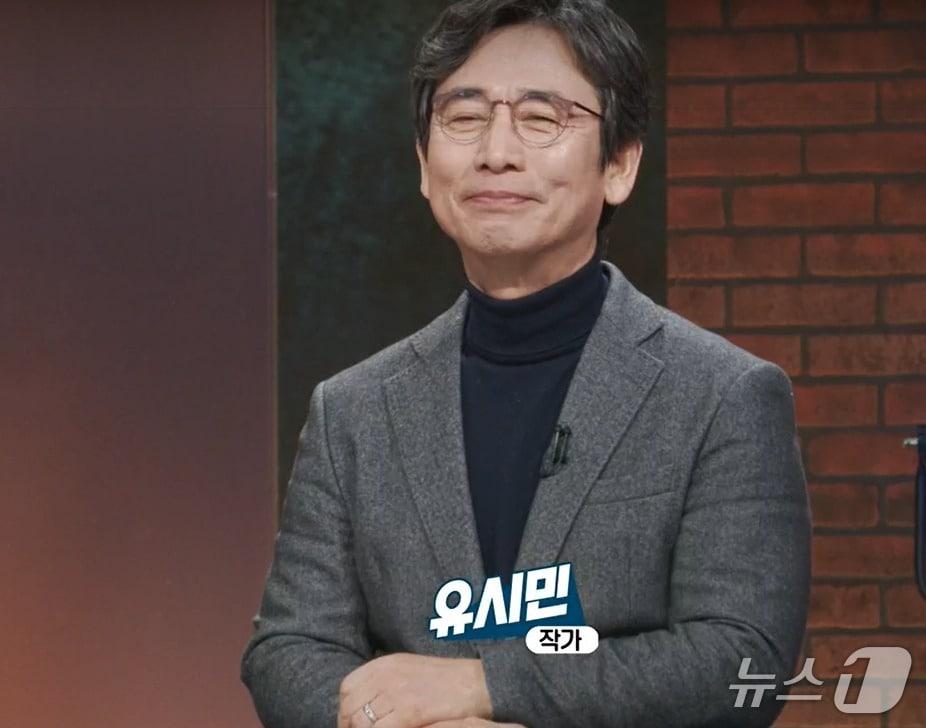 본문 이미지 - 유시민 작가는 18일 밤 MBC '손석희의 질문들 4'에서 더불어민주당의 '이재명 대통령 공소취소 및 국정조사 촉구 모임'을 이상한 모임이라며 "그들이 미쳤거나 내가 미쳤거나…" 라는 등 수위 높은 발언으로 강력 비판했다. (MBC 갈무리) ⓒ 뉴스1