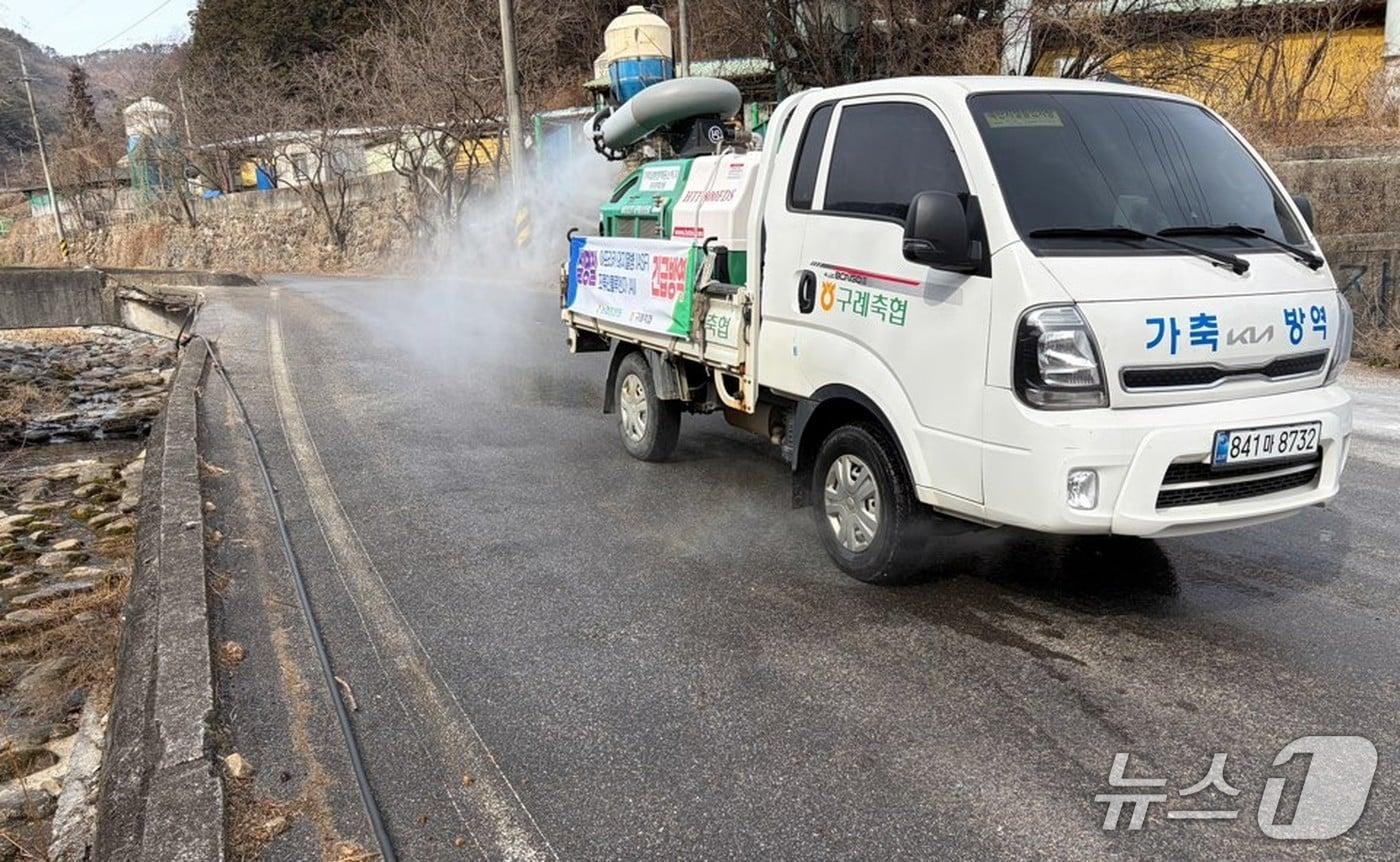 본문 이미지 - 조류인플루엔자 방역 모습.(전남도 제공. 재판매 및 DB금지) 2026.2.19/뉴스1