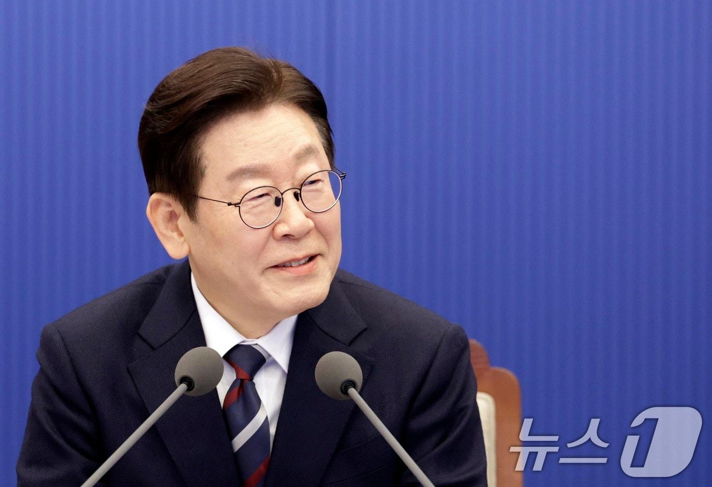 본문 이미지 - 이재명 대통령이 19일 청와대에서 열린 수석보좌관회의에서 발언을 하고 있다. (청와대통신사진기자단) 2026.2.19 ⓒ 뉴스1 이재명 기자