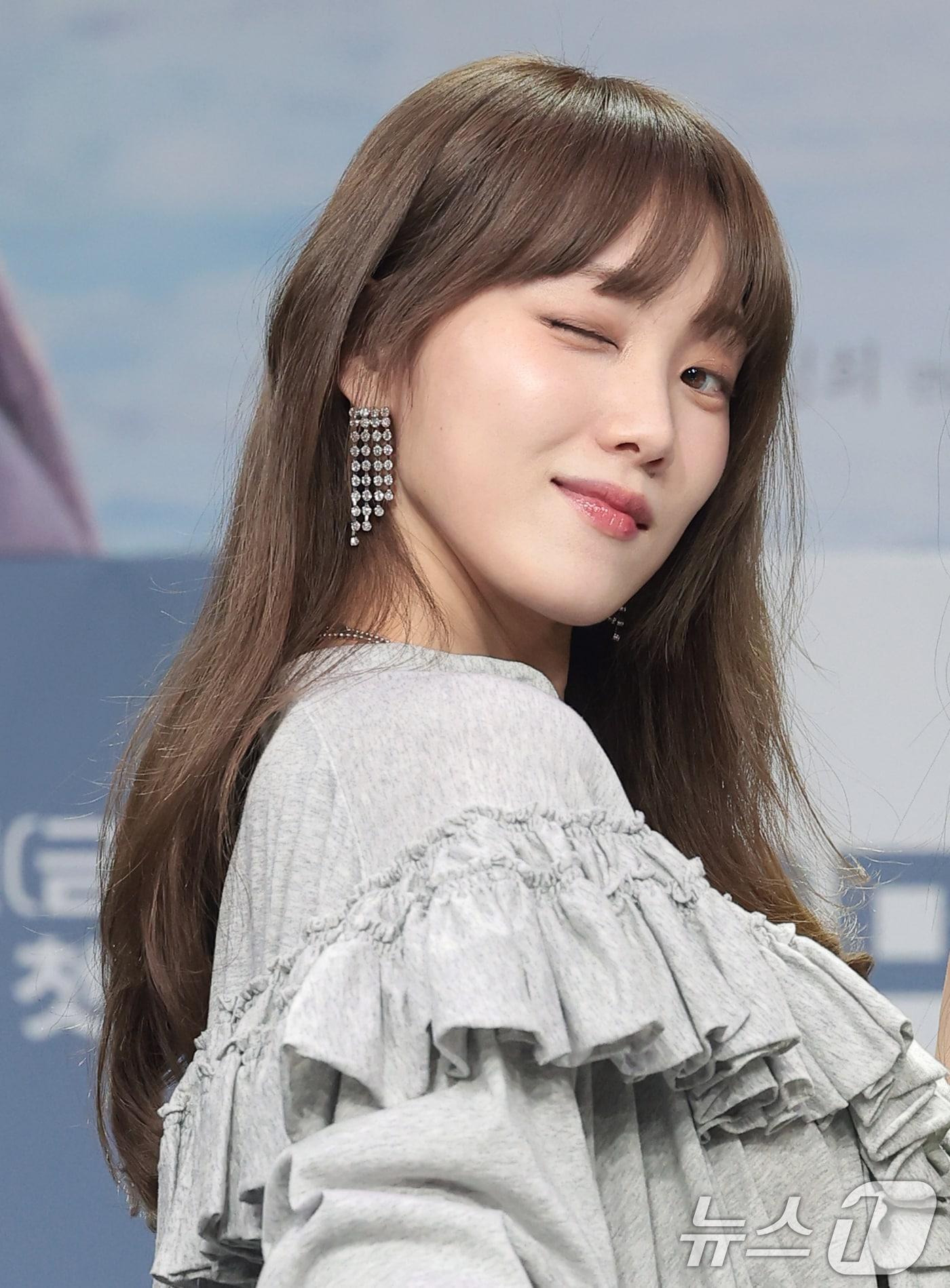 본문 이미지 - 배우 이성경이 19일 오후 서울 마포구 MBC 상암 신사옥에서 열린 MBC 새 금토드라마 ‘찬란한 너의 계절에’(극본 조성희/연출 정상희) 제작발표회에서 포즈를 취하고 있다. ‘찬란한 너의 계절에’는 매일 신나는 여름방학처럼 사는 남자 찬과 스스로를 겨울에 가둔 여자 란이 운명처럼 만나, 얼어 있던 시간을 깨우는 예측 불허 ‘찬란’ 로맨스다. 2026.2.19 ⓒ 뉴스1 권현진 기자