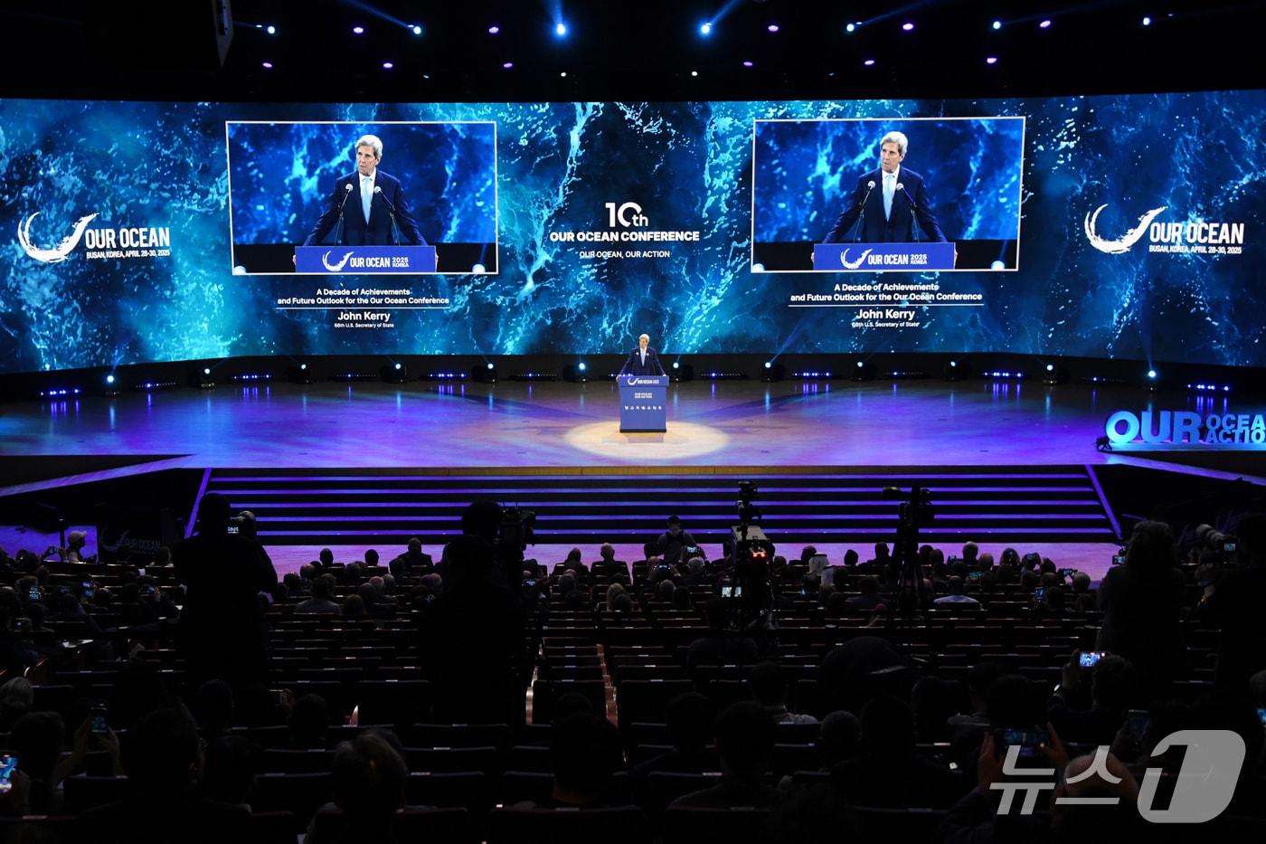 본문 이미지 - 지난해 열린 아워 오션 콘퍼런스 개회식에서 주요 참석 내빈들이 기념 촬영을 하는 모습 (부산시 제공. 재판매 및 DB금지)