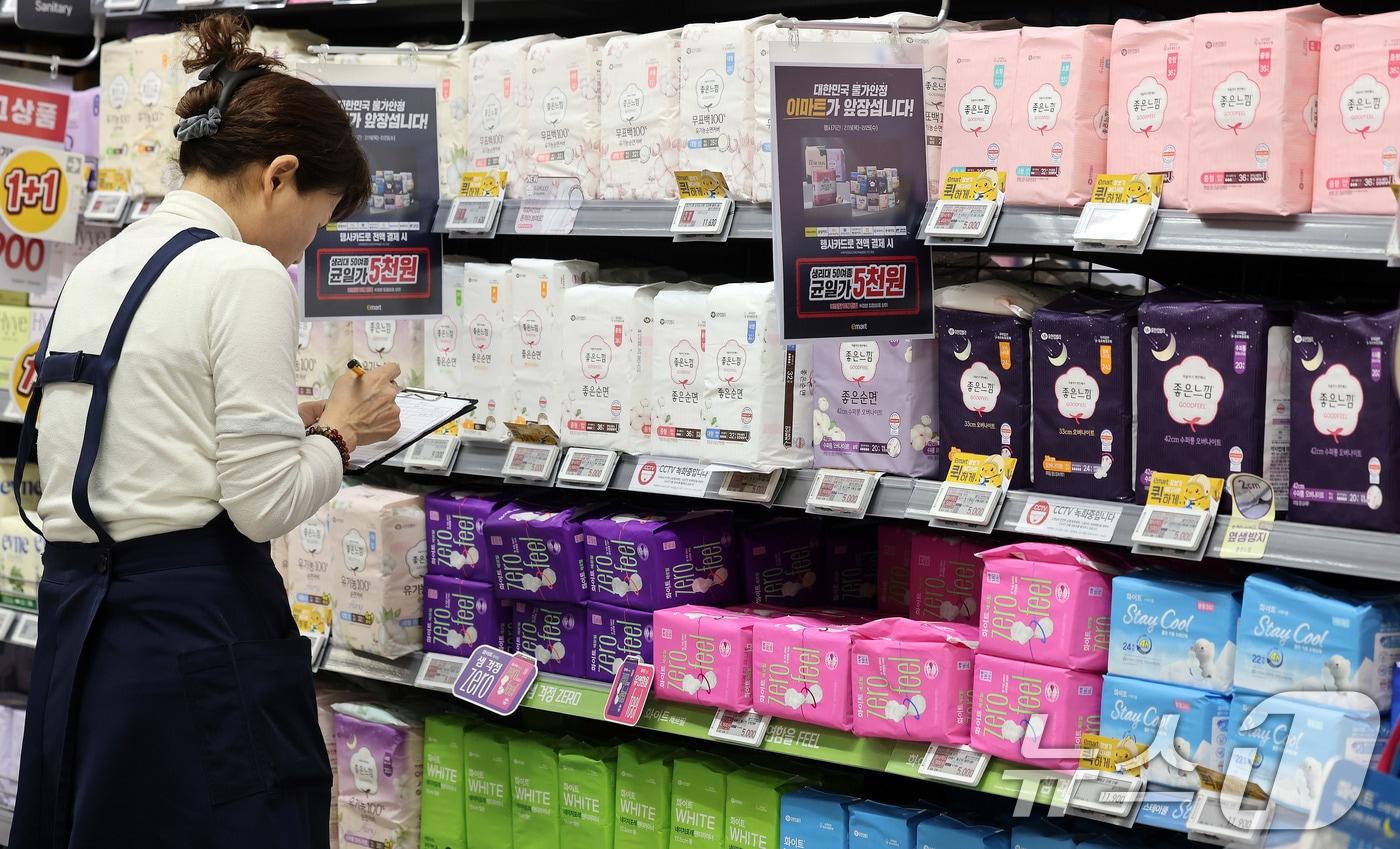 본문 이미지 - 19일 서울 이마트 용산점에서 직원이 여성용품을 진열하고 있다. 이마트는 이날부터 생리대 50여 종을 대상으로 5000원 균일가 행사를 진행한다. 대상 상품은 50여 종으로 행사카드로 전액 결제 시 5000원에 구매할 수 있다. 전체 균일가 행사 상품 중 80% 이상이 정상가 1만원 이상 상품으로 평균 할인율이 50%가 넘는 파격적인 기회다. 이재명 대통령이 여성 필수 용품인 생리대 가격이 비싸다고 지적한 이후 대형 유통·제조사들이 잇따라 가격 할인에 나서고 있다. 2026.2.19 ⓒ 뉴스1 박지혜 기자