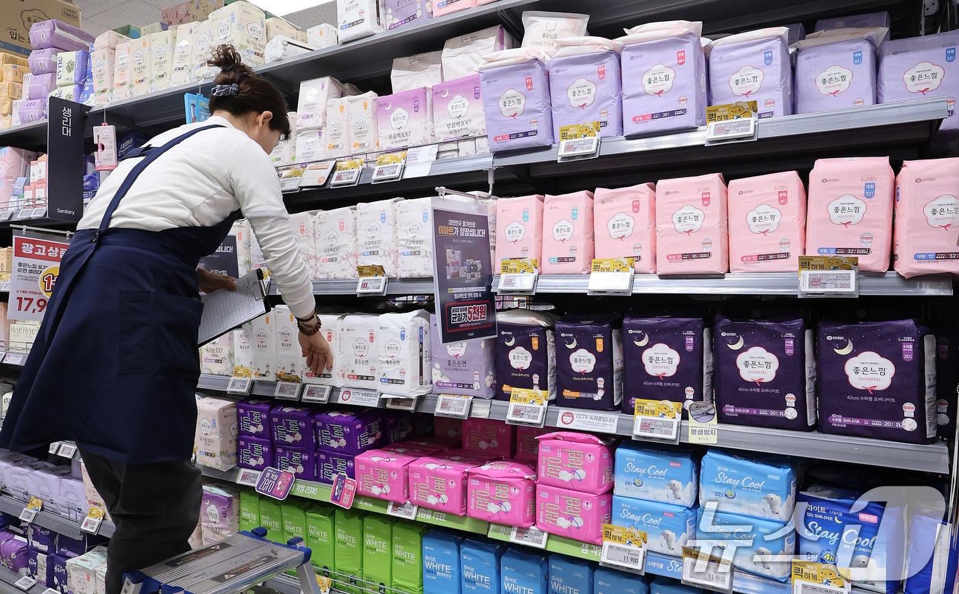 본문 이미지 -  서울 이마트 용산점에서 직원이 여성용품을 진열하고 있다. 2026.2.19 ⓒ 뉴스1 박지혜 기자