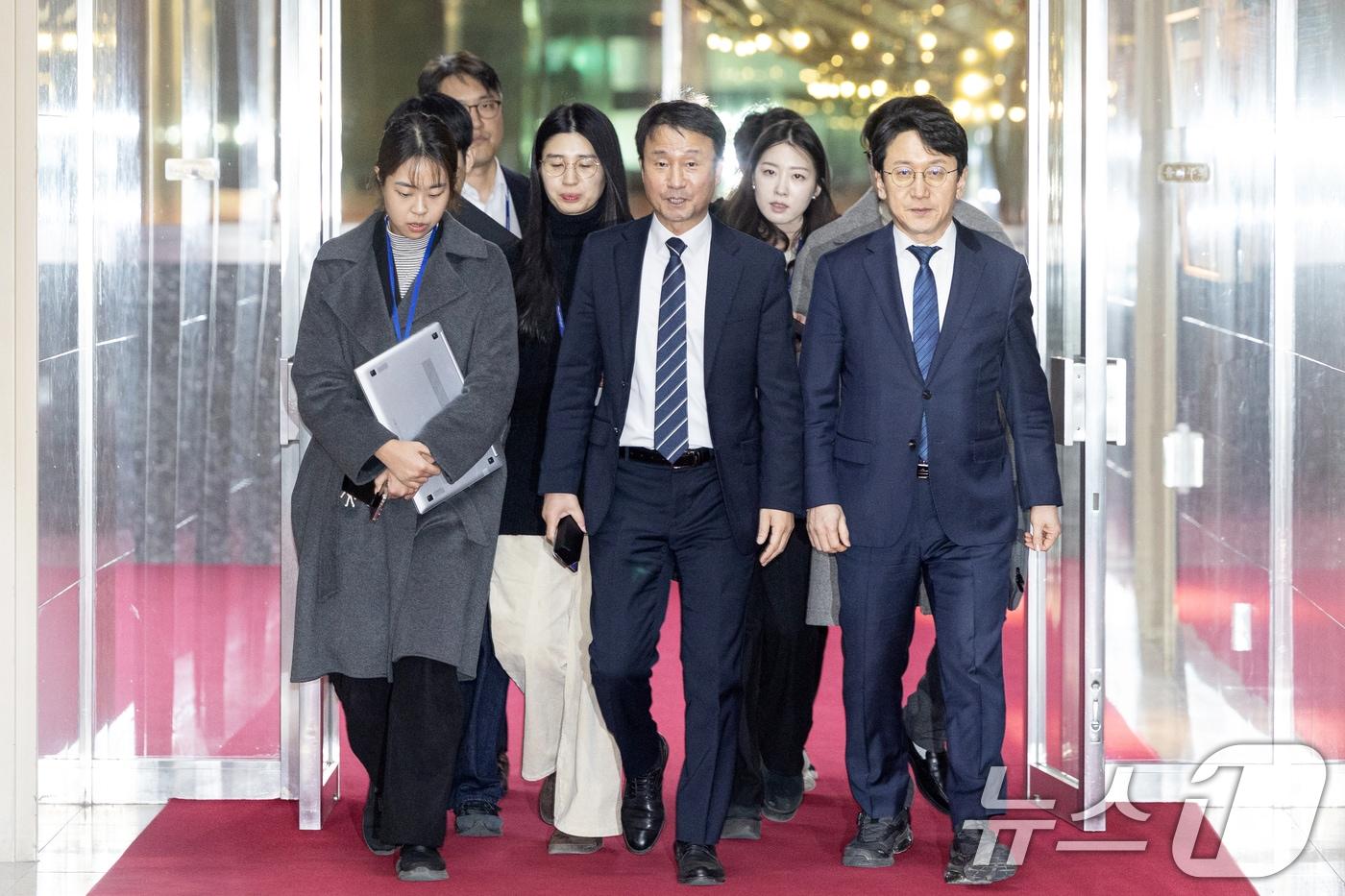 본문 이미지 - 한병도 더불어민주당 원내대표가 오는 24일 본회의 개의 논의를 위해 19일 서울 여의도 국회의장실로 향하고 있다. 2026.2.19 ⓒ 뉴스1 이승배 기자