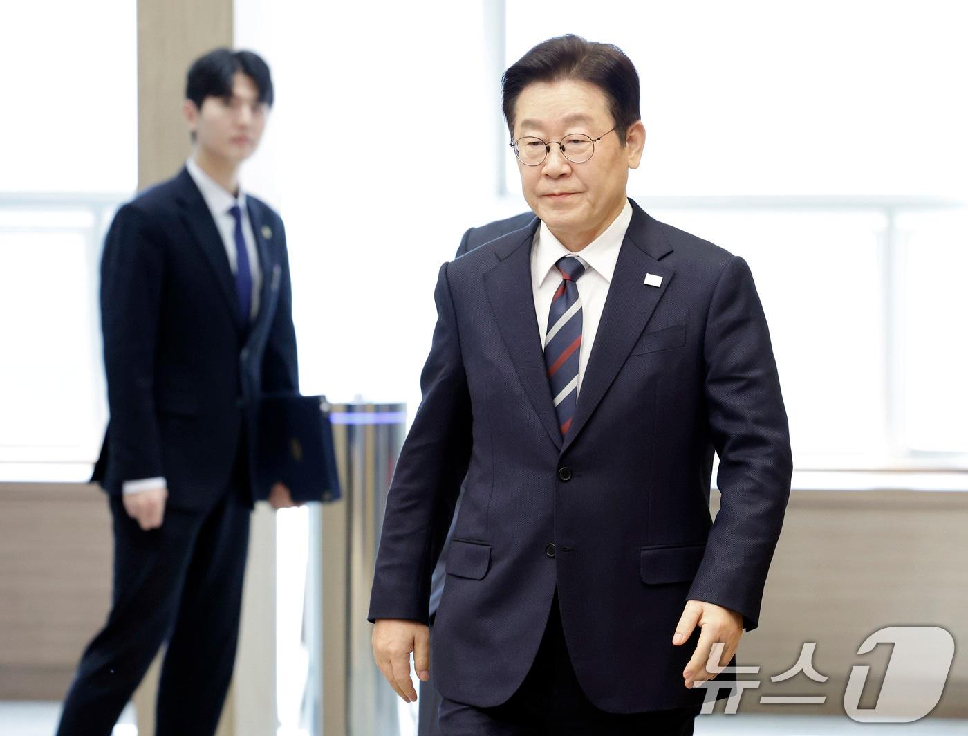 본문 이미지 - 이재명 대통령이 19일 청와대에서 열린 수석보좌관회의에 입장하고 있다. (청와대통신사진기자단) 2026.2.19 ⓒ 뉴스1 이재명 기자