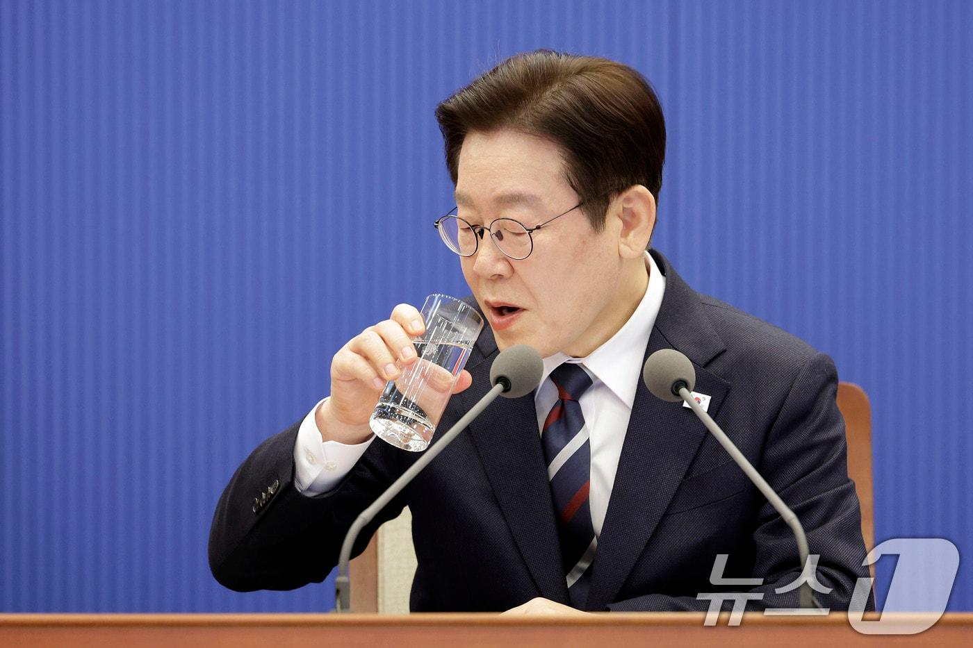 본문 이미지 - 이재명 대통령이 19일 청와대에서 열린 수석보좌관회의에서 목을 축이고 있다. (청와대통신사진기자단) 2026.2.19 ⓒ 뉴스1 이재명 기자