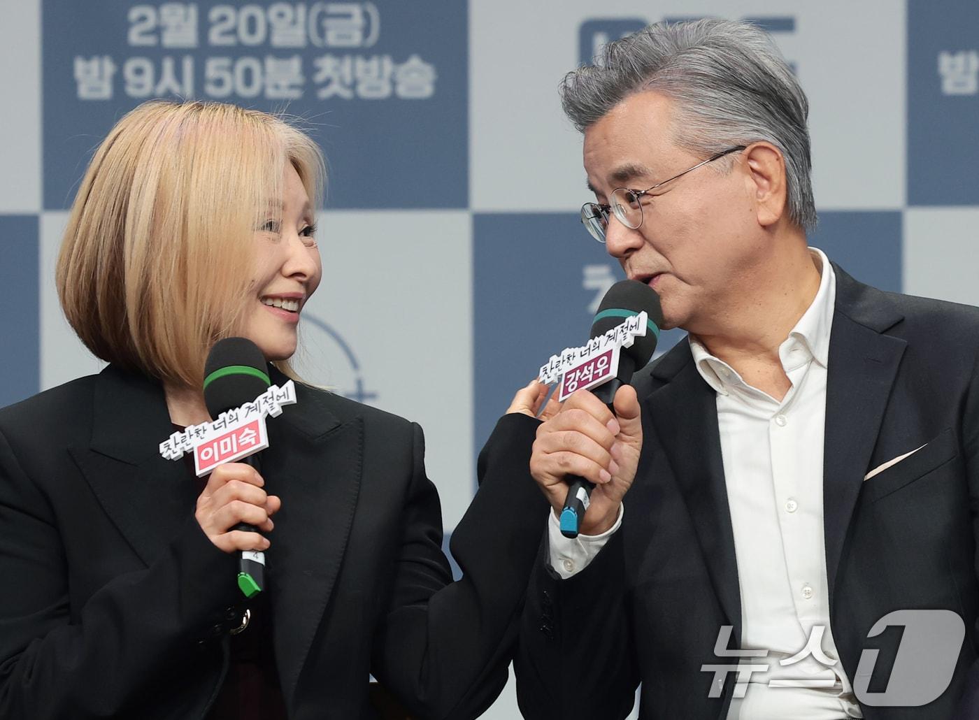 본문 이미지 - 배우 이미숙과 강석우(오른쪽)가 19일 오후 서울 마포구 MBC 상암 신사옥에서 열린 MBC 새 금토드라마 ‘찬란한 너의 계절에’(극본 조성희) 제작발표회에서 취재진 질문에 답하고 있다. ‘찬란한 너의 계절에’는 매일 신나는 여름방학처럼 사는 남자 찬과 스스로를 겨울에 가둔 여자 란이 운명처럼 만나, 얼어 있던 시간을 깨우는 예측 불허 ‘찬란’ 로맨스다. 2026.2.19 ⓒ 뉴스1 권현진 기자