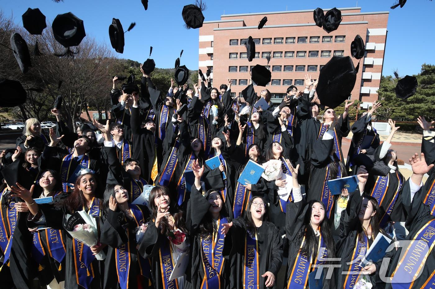 본문 이미지 - 19일 오후 대구 달서구 계명대학교 성서캠퍼스에서 열린 2025학년도 전기 학위수여식을 마친 외국인 유학생들이 학사모를 던지며 졸업을 축하하고 있다. (사진은 기사 내용과 무관함) / 2026.2.19 ⓒ 뉴스1 공정식 기자