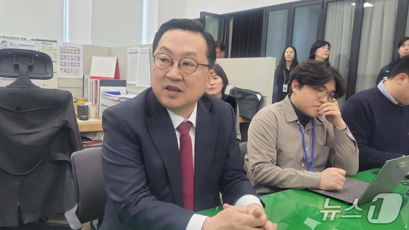 본문 이미지 - 이장우 대전시장이 19일 오후 시청 기자실을 찾아 대전충남 통합과 관련해 기자들의 질문에 답하고 있다. 박종명 기자 / 뉴스1