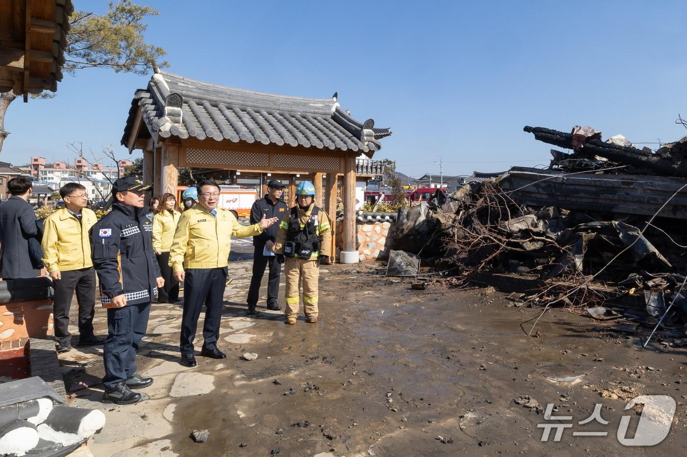 본문 이미지 - 정헌율 전북 익산시장이 19일 금마면 음식점 화재 현장을 찾아 피해 상황을 살피고, 후속 조치를 지시했다.(익산시 제공. 재판매 및 DB 금지)