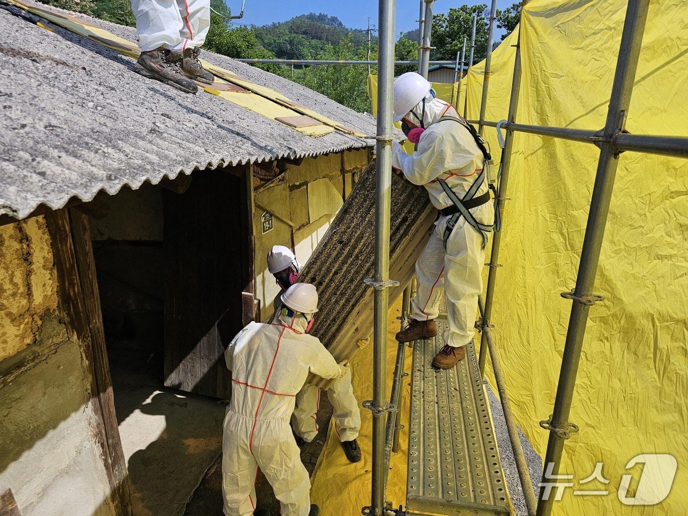 본문 이미지 - 전북 진안군이 쾌적한 주거 환경을 조성하기 위해 '슬레이트 처리 지원사업'을 시행한다.(진안군제공. 재판매 및 DB금지)2026.2.19/뉴스1