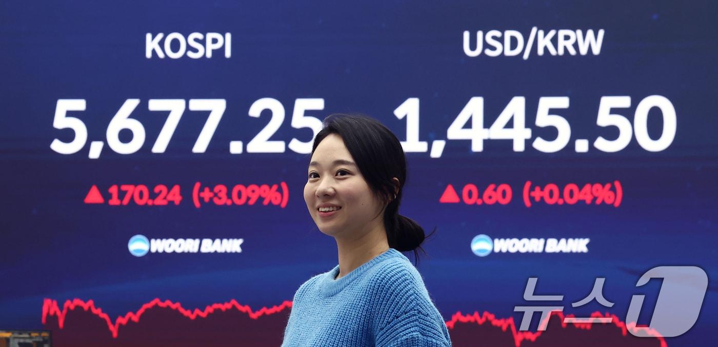 본문 이미지 - 코스피가 사상 첫 5600선 마감한 19일 오후 서울 중구 우리은행 본점 딜링룸 전광판에 종가가 표시돼 있다. 2026.2.19 ⓒ 뉴스1 김민지 기자