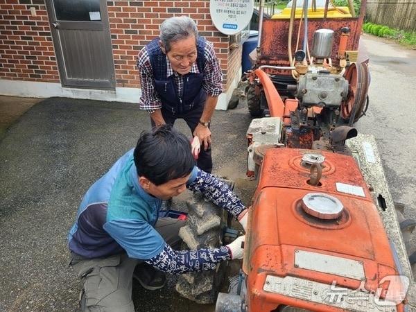 본문 이미지 - 보은군농업기술센터 농기계 순회수리교육 장면(보은군 제공.재판매 및 DB금지) /뉴스1