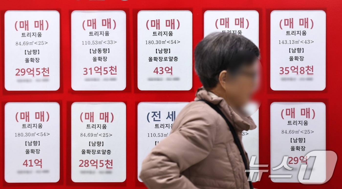 본문 이미지 - 19일 서울 송파구의 한 부동산 중개사무소 앞에 아파트 매매 안내문이 붙어 있다. 2026.2.19 ⓒ 뉴스1 최지환 기자