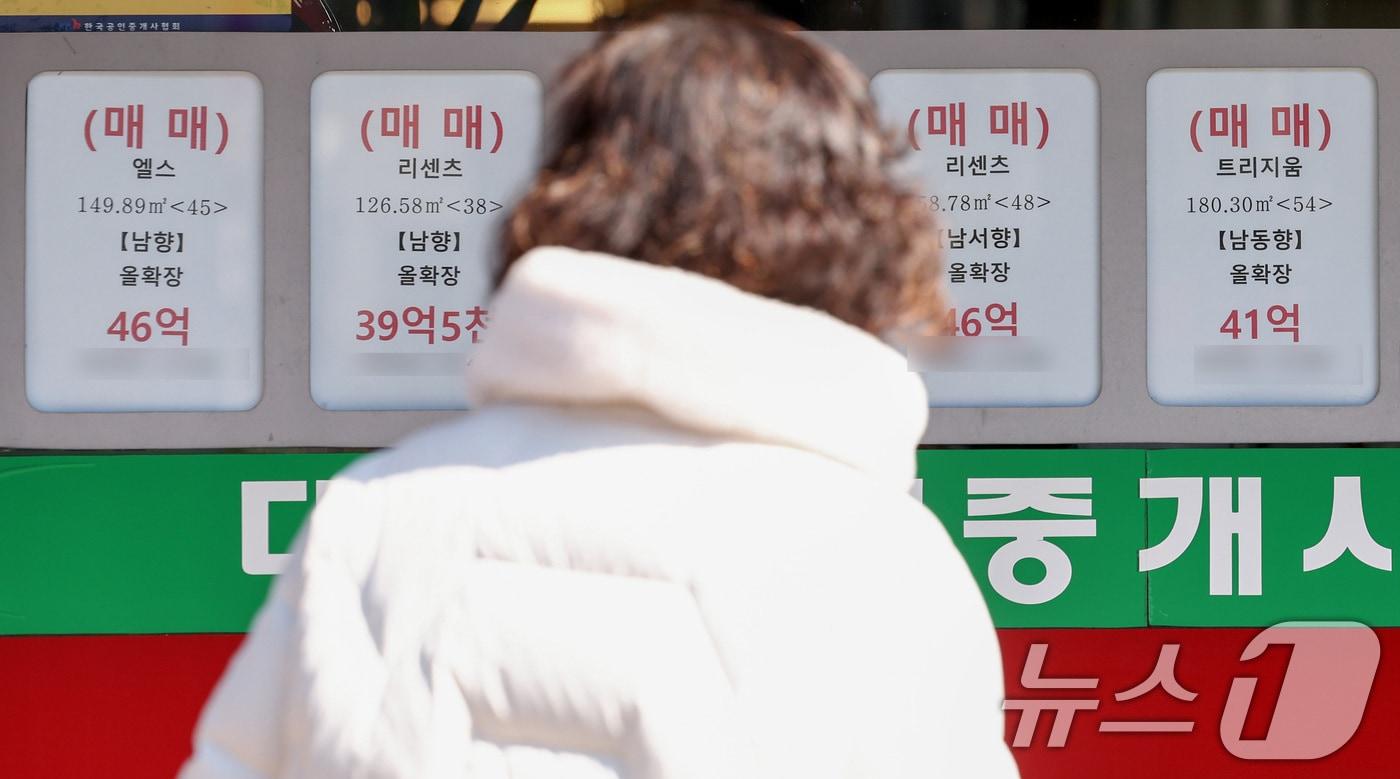 본문 이미지 - 서울 송파구의 한 부동산 중개사무소 앞에 아파트 매매 안내문이 붙어 있다. (자료사진) ⓒ 뉴스1 최지환 기자