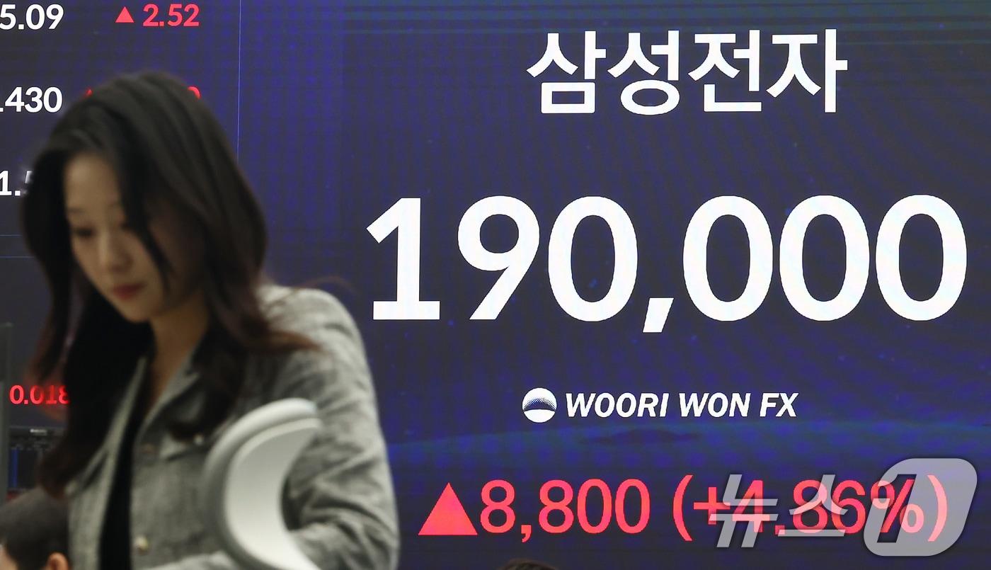 본문 이미지 - 코스피가 사상 첫 5600선 마감한 19일 오후 서울 중구 우리은행 본점 딜링룸 전광판에 종가가 표시돼 있다. 이날 삼성전자는 전일 대비 4.86% 오른 19만원, SK하이닉스는 1.59% 오른 89만4000원에 장을 마감했다. 2026.2.19 ⓒ 뉴스1 김민지 기자