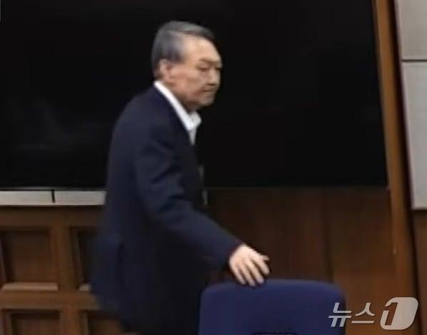 본문 이미지 - 윤석열 전 대통령이 19일 오후 서울 서초구 서울중앙지방법원에서 열린 12·3 비상계엄 관련 내란 우두머리 혐의 사건 1심 선고공판에 출석하고 있다. (서울중앙지법 제공. 재판매 및 DB 금지) 2026.2.19 ⓒ 뉴스1