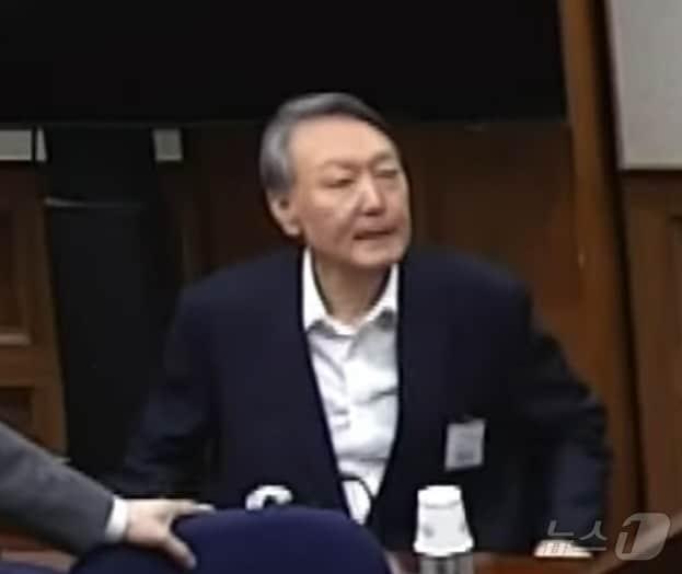 본문 이미지 - 윤석열 전 대통령이 지난 2월 19일 오후 서울 서초구 서울중앙지방법원에서 열린 12·3 비상계엄 관련 내란 우두머리 혐의 사건 1심 선고공판에 출석해 자리에 앉아 있다. (서울중앙지법 제공. 재판매 및 DB 금지) 2026.2.19 ⓒ 뉴스1