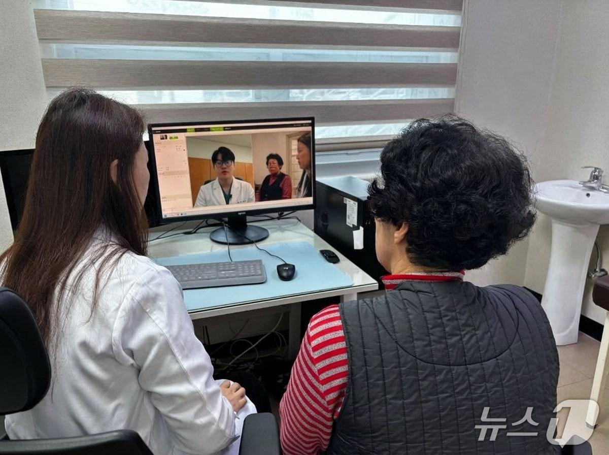 본문 이미지 - 원격 진료를 받고 있는 환자.(합천군 제공. 재판매 및 DB금지)