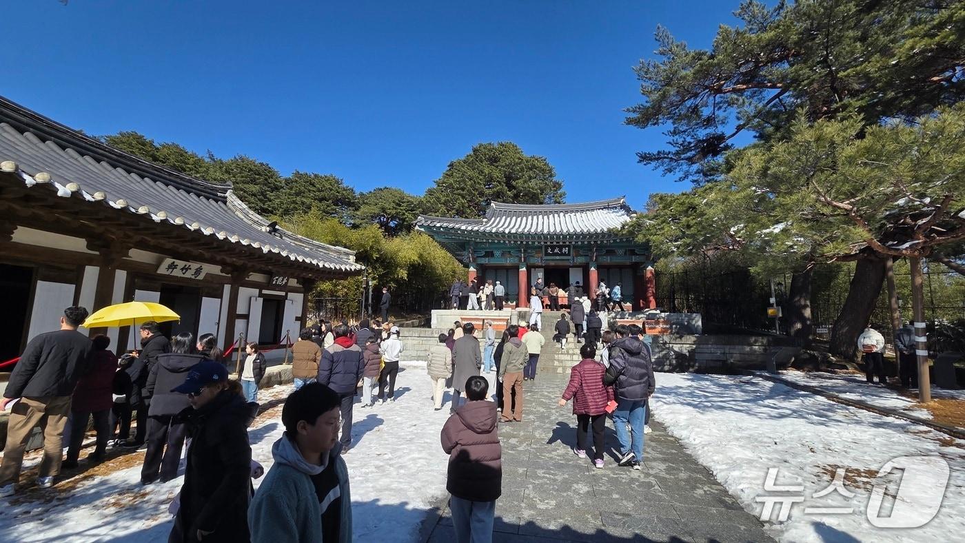 본문 이미지 - 지난 설 연휴 관광객으로 북적이는 강릉 오죽헌.(강릉시 제공, 재판매 및 DB 금지) 2026.2.19/뉴스1