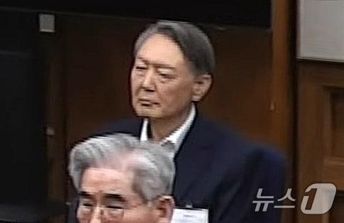 본문 이미지 - 윤석열 전 대통령이 19일 오후 서울 서초구 서울중앙지방법원에서 열린 12·3 비상계엄 관련 내란 우두머리 혐의 사건 1심 선고공판에 출석해 선고를 받고 있다. (서울중앙지법 제공. 재판매 및 DB 금지) 2026.2.19 ⓒ 뉴스1