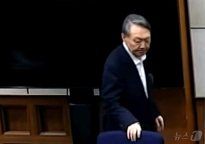 본문 이미지 - 윤석열 전 대통령이 19일 오후 서울 서초구 서울중앙지방법원에서 열린 12·3 비상계엄 관련 내란 우두머리 혐의 사건 1심 선고공판에 출석해 자리에 앉아 있다. (서울중앙지법 제공. 재판매 및 DB 금지) 2026.2.19 ⓒ 뉴스1