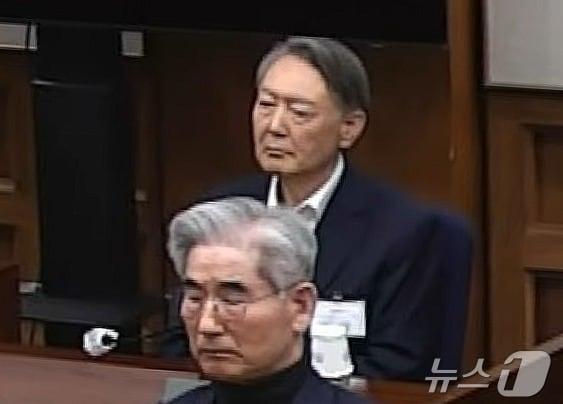 본문 이미지 - 윤석열 전 대통령과 김용현 전 국방부 장관이  19일 오후 서울 서초구 서울중앙지방법원에서 열린 12·3 비상계엄 관련 내란 우두머리 혐의 사건 1심 선고공판에 출석해 자리에 앉아 있다. 서울중앙지법 형사 25부 재판장 지귀연 부장판다는 윤 전 대통령에게 무기징역, 김 전 장관에게 징역 30년형을 각각 선고했다. (서울중앙지법 제공. 재판매 및 DB 금지) 2026.2.19 ⓒ 뉴스1