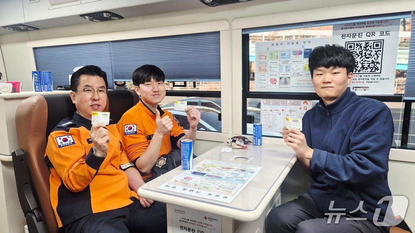 본문 이미지 - 19일 박정훈 경기 수원남부소방서장(왼쪽)과 직원들이 청사 차고 앞에서 진행된 헌혈 행사에 참여한 후 기념촬영을 하고 있다. (수원남부소방서 제공. 재판매 및 DB 금지) 2026.2.19/뉴스1
