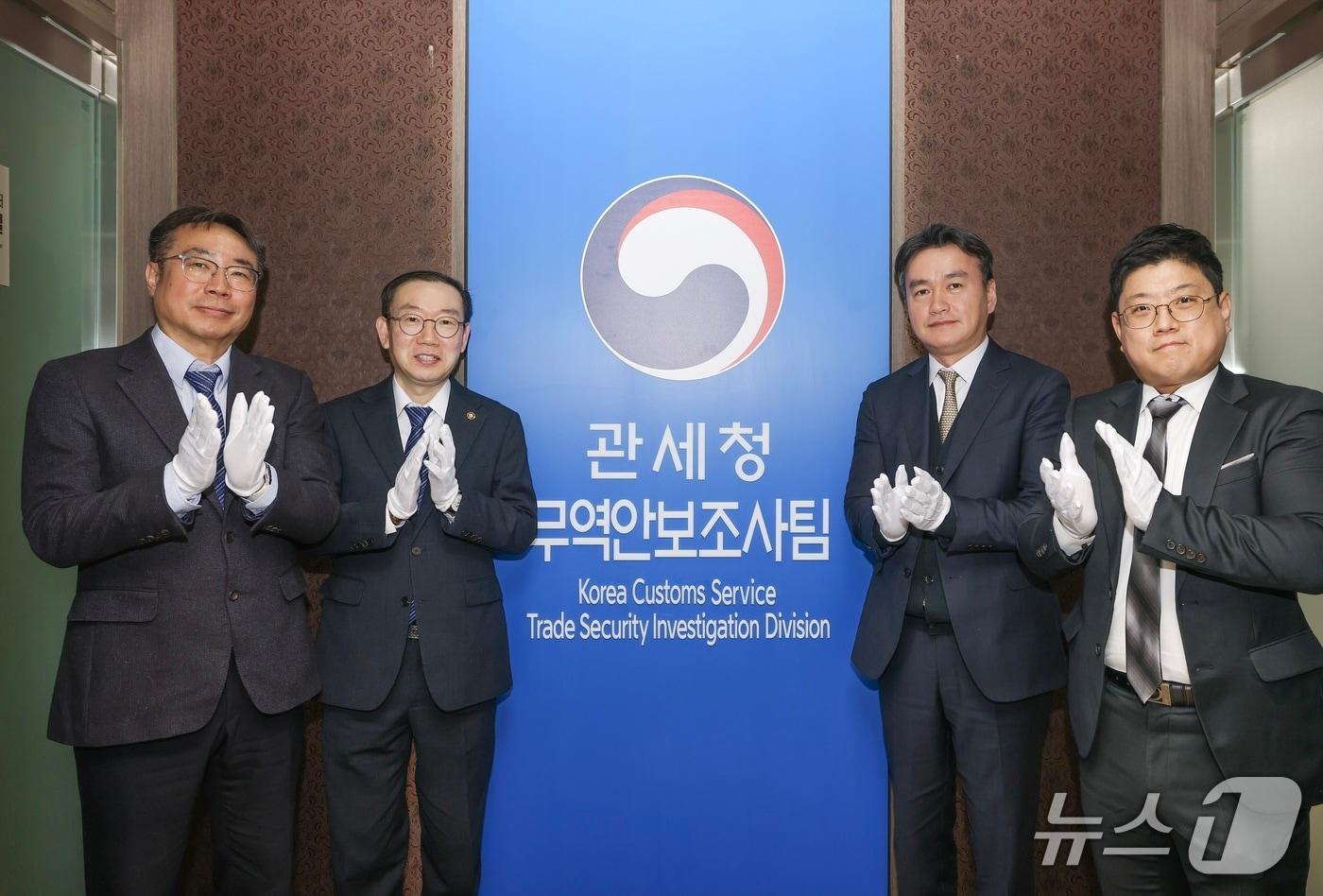 본문 이미지 - 이명구 관세청장(왼쪽 두 번째)이 19일 관세청에 신설된 무역안보 전담 부서인 무역안보조사팀 사무실 앞에서 기념 촬영하고 있다. (관세청 제공.재판매 및 DB금지)/뉴스1