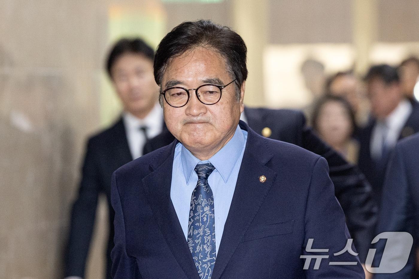 본문 이미지 - 우원식 국회의장이 지난 19일 서울 여의도 국회의장실에서 12·3 비상계엄 관련 내란 우두머리 혐의를 받는 윤석열 전 대통령의 1심 선고 공판 결과에 대해 소회를 밝히기 위해 발걸음을 옮기고 있다. 2026.2.19 ⓒ 뉴스1 이승배 기자