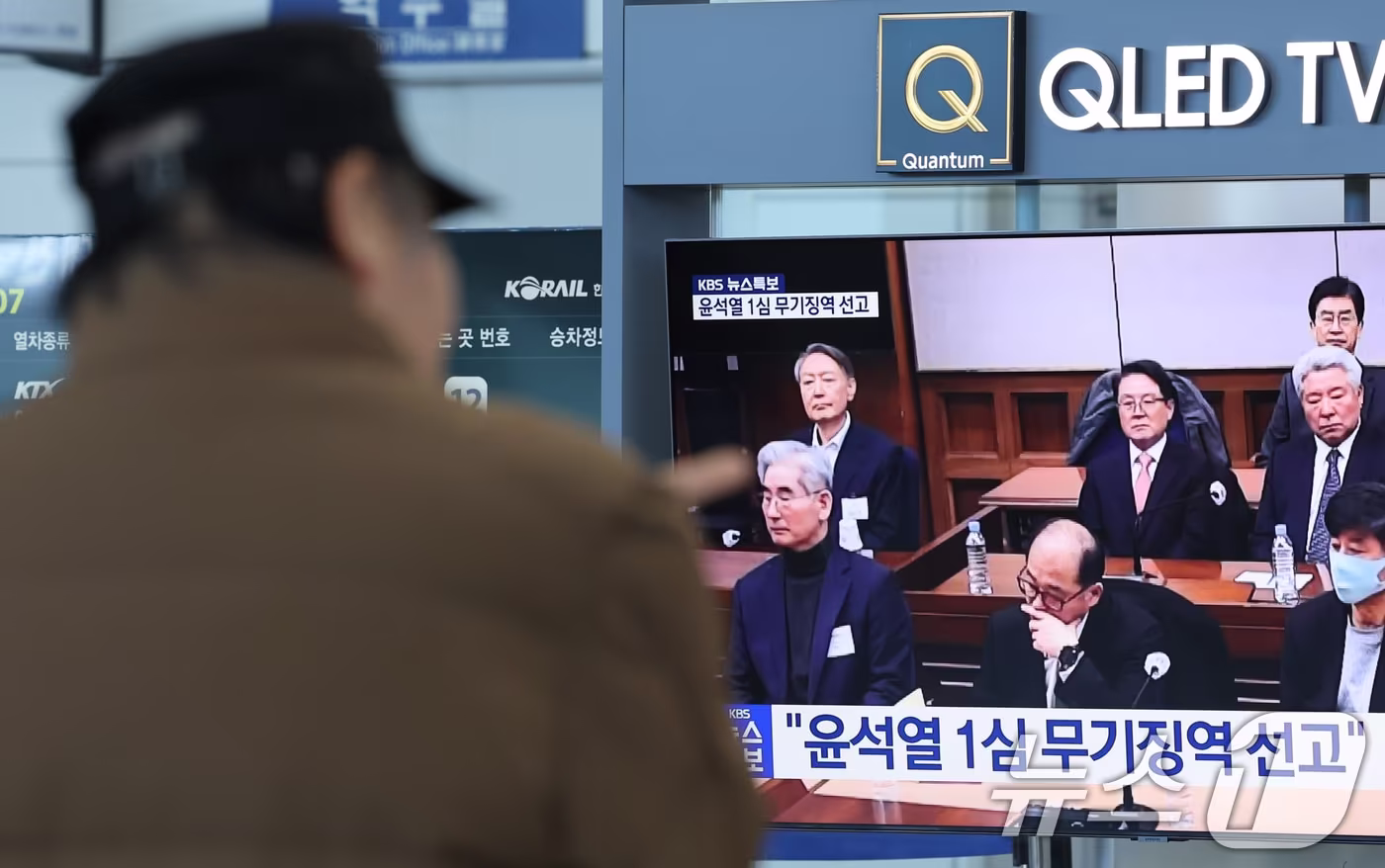 본문 이미지 - 19일 오후 대전역 대합실에서 시민들이 윤석열 전 대통령의 내란 우두머리 혐의 1심 선고 생중계를 시청하고 있다. 윤 전 대통령은 서울중앙지방법원 1심에서 무기징역을 선고받았다. 2026.2.19 ⓒ 뉴스1 김기태 기자