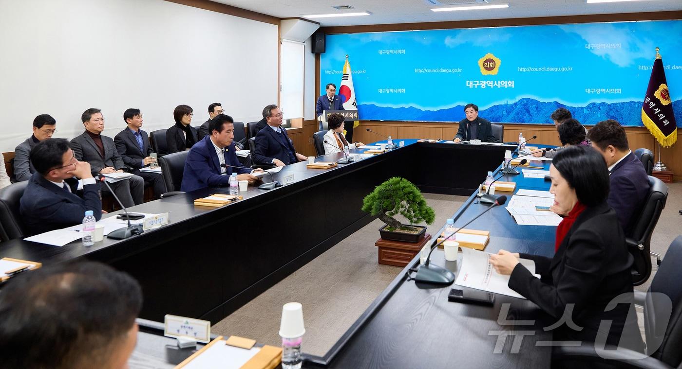 본문 이미지 - 대구시의회가 19일 확대의장단 회의를 열어 최근 국회 행정안전위원회를 통과한 대구경북행정통합특별법의 주요 쟁점과 대응 방향을 논의했다.(대구시의회 제공. 재판매 및 DB금지) ⓒ 뉴스1 김대벽기자