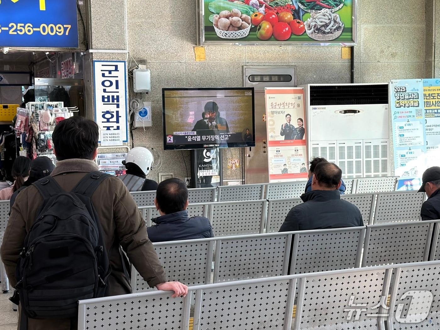 본문 이미지 - 19일 오후 강원 춘천시외버스터미널에서 시민들이 TV 생중계를 통해 내란 우두머리 혐의로 1심에서 무기징역을 선고 받은 윤석열 대통령의 재판을 지켜보고 있다.2025.2.19 한귀섭 기자
