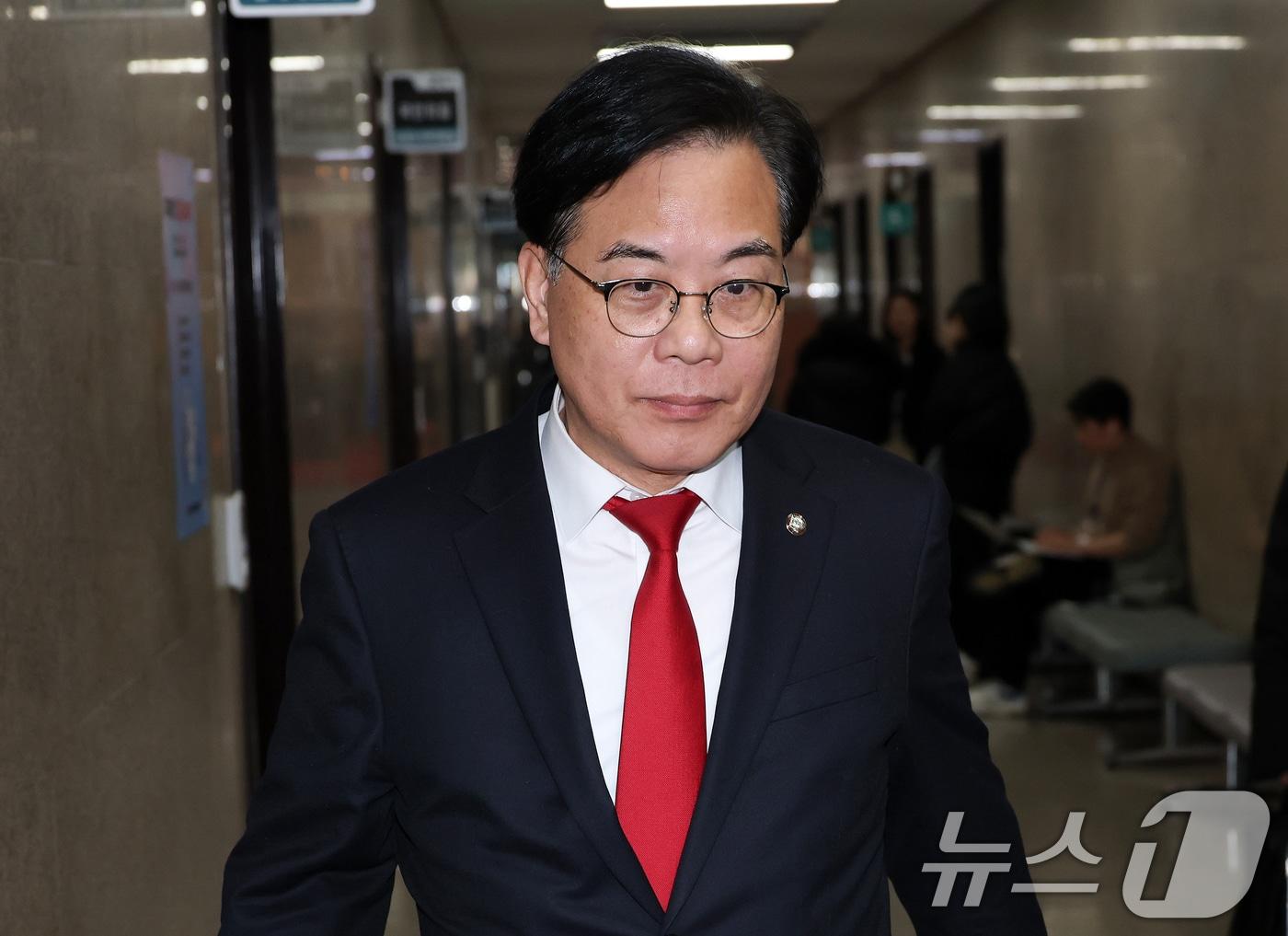본문 이미지 - 송언석 국민의힘 원내대표가 19일 윤석열 전 대통령 내란 혐의 1심 선고가 진행되는 가운데 서울 여의도 국회 본관 국민의힘 원내대표실로 들어가고 있다. (공동취재) 2026.2.19 ⓒ 뉴스1 이승배 기자