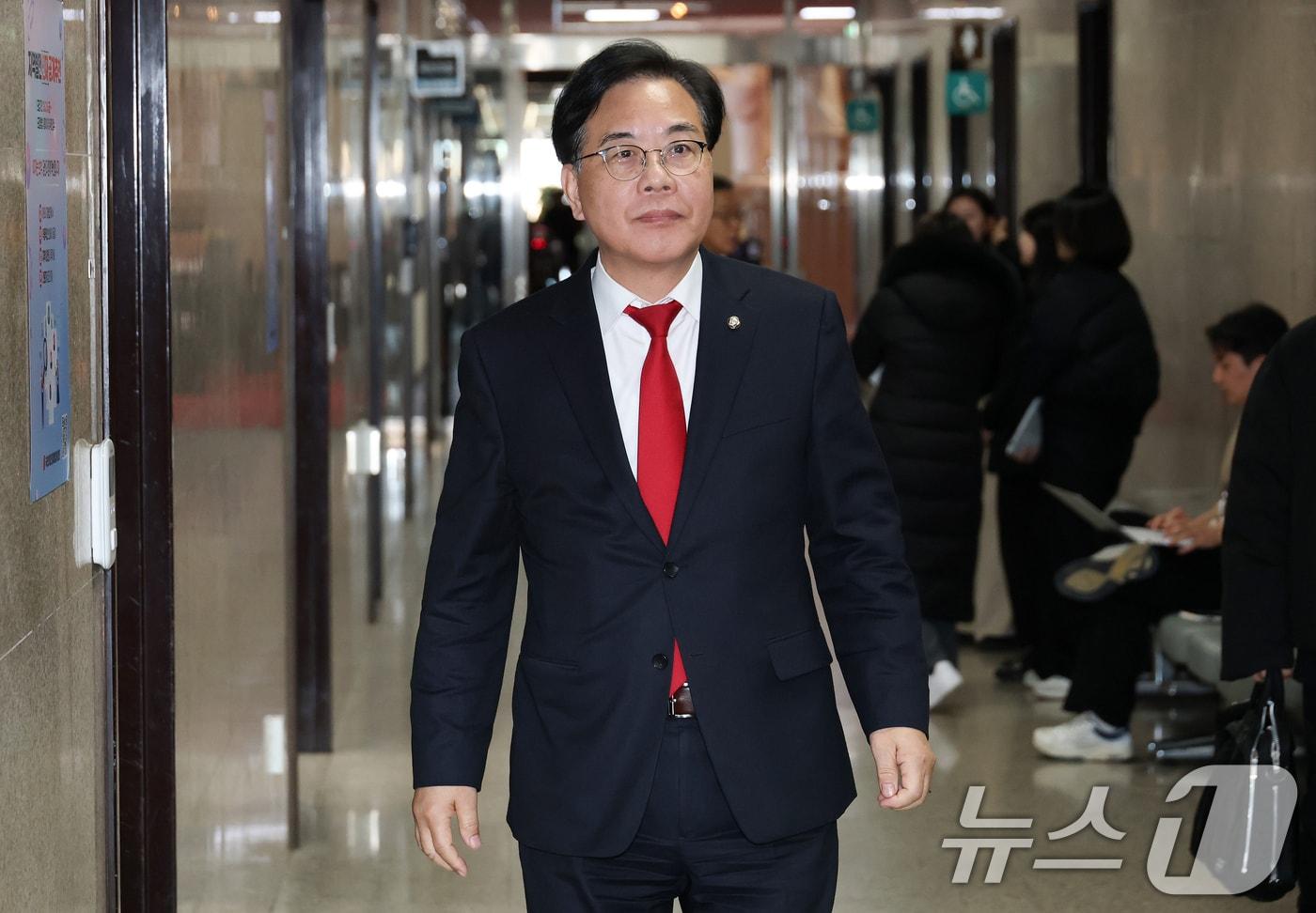 본문 이미지 - 송언석 국민의힘 원내대표가 19일 윤석열 전 대통령 내란 혐의 1심 선고가 진행되는 가운데 서울 여의도 국회 본관 국민의힘 원내대표실로 들어가고 있다. (공동취재) 2026.2.19 ⓒ 뉴스1 이승배 기자