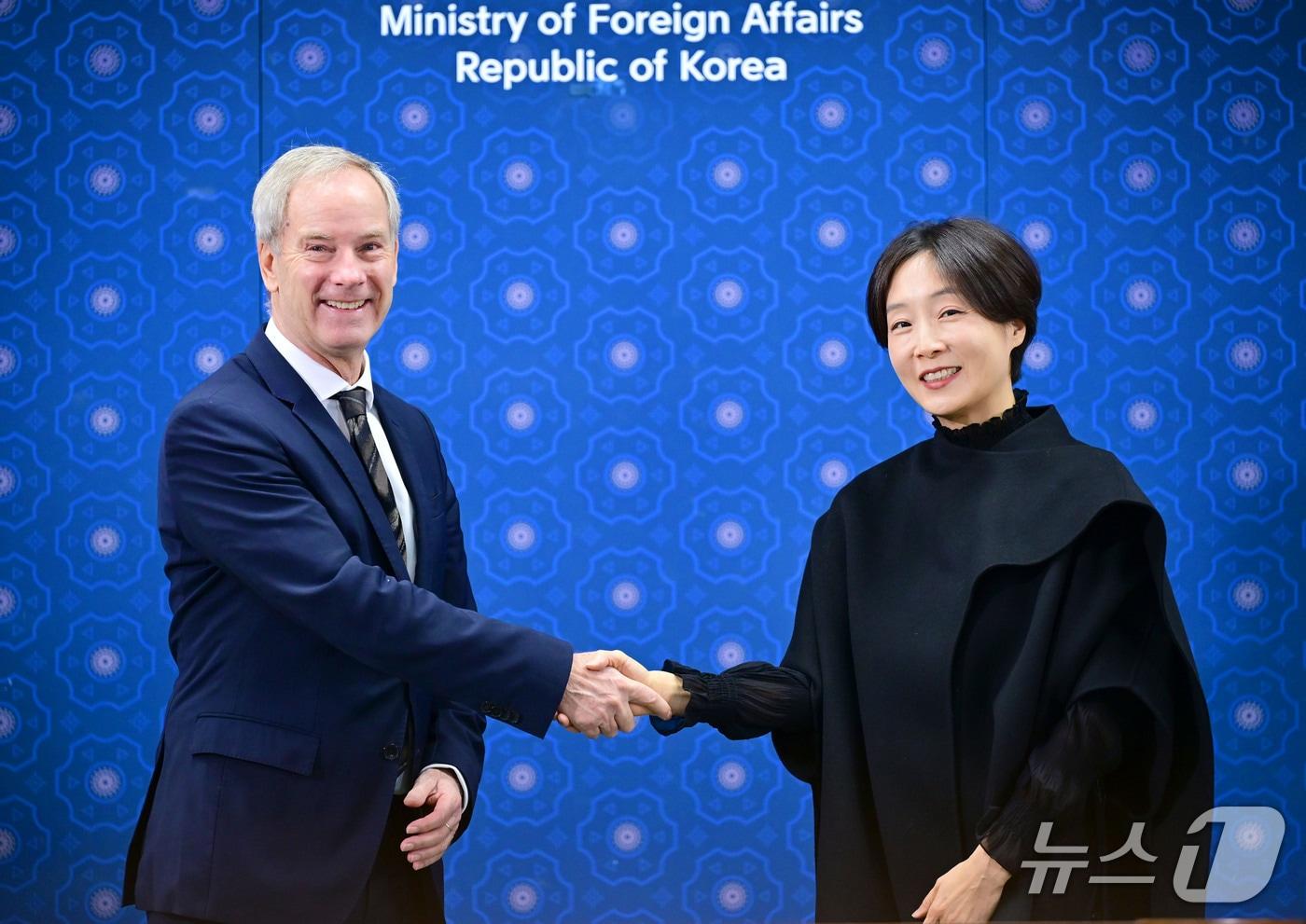 본문 이미지 - 외교부는 19일 정의혜 외교부 차관보가 이날 오전 서울에서 올로프 스쿡 유럽연합(EU) 대외관계청(EEAS) 정무 사무차장과 제9차 한-EU 고위정치대화를 개최했다고 밝혔다.(외교부 제공).