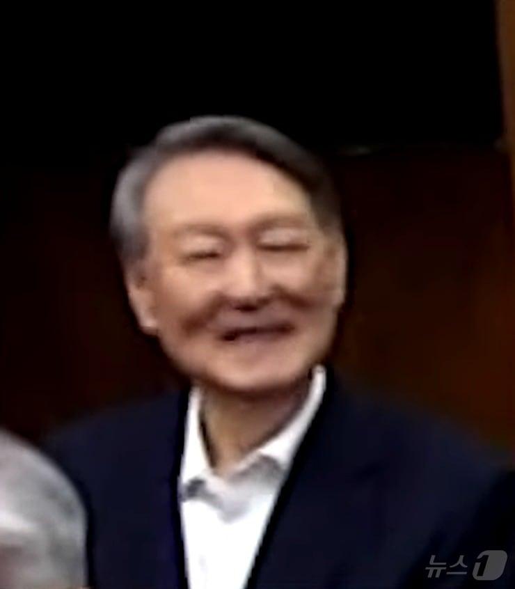 본문 이미지 - 윤석열 전 대통령이 19일 오후 서울 서초구 서울중앙지방법원에서 열린 12·3 비상계엄 관련 내란 우두머리 혐의 사건 1심 선고공판에 출석해 미소를 짓고 있다. (서울중앙지법 제공. 재판매 및 DB 금지) 2026.2.19 ⓒ 뉴스1